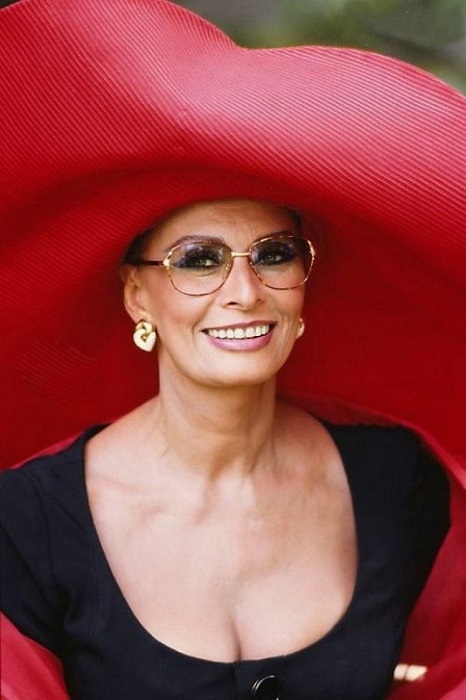 80-летняя итальянская актриса и певица, обладательница почётных премий всех основных кинофестивалей. 80-летняя итальянская актриса и певица, обладательница почётных премий всех основных кинофестивалей.