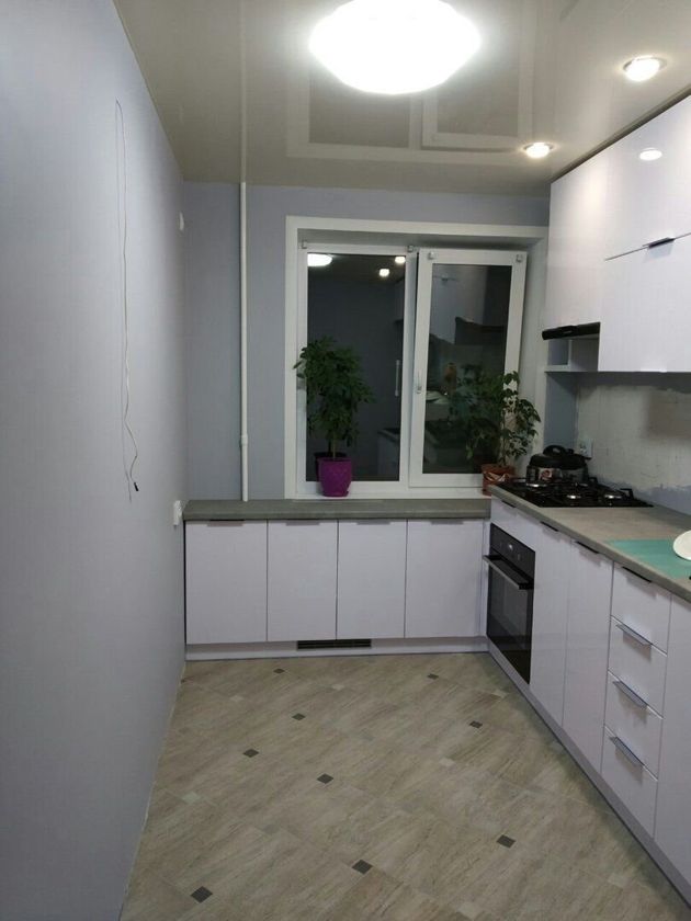 Функциональный гарнитур и грамотная организация пространства позволили превратить маленькую кухню 8 кв.м в удобное и комфортное помещение
