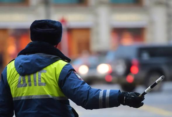 В Кузбассе полицейский прыгнул на капот движущегося авто, чтобы остановить преступника