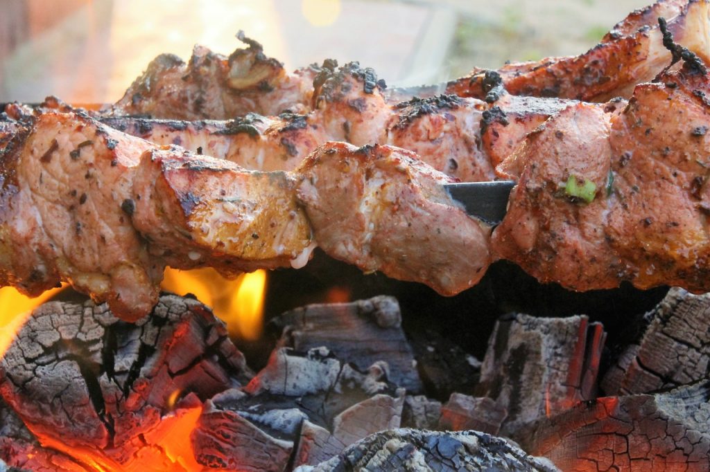 Мясо следует жарить только в специально оборудованных местах / Fotobank