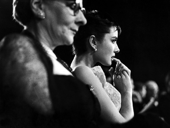 Одри Хепберн (Audrey Hepburn) в фотосессии на получении Оскара за лучшую женскую роль в фильме «Римские каникулы» (Roman Holiday) (1953), фото 8