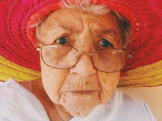 Шпана преградила дорогу пожилой женщине, но «бабуся» устроила им такой сюрприз — мама не горюй!