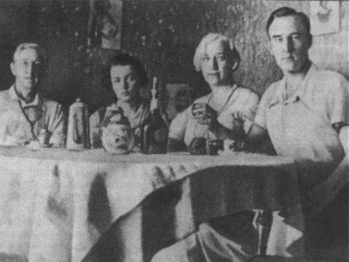 И. Бунин, Г. Кузнецова, В. Бунина, Л. Зуров. Грасс, 1932 | Фото: mirtesen.ru И. Бунин, Г. Кузнецова, В. Бунина, Л. Зуров. Грасс, 1932 | Фото: mirtesen.ru