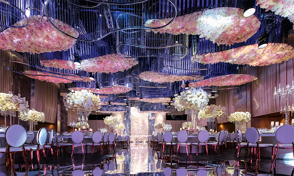 На время торжества концертный зал "Барвиха Luxury Village" преобразился. "Основной акцент мы сделали на оформление потолка. В основу декора легли три элемента: хрусталь, зеркала и цветы - гортензии, пионы, розы. Для нас было счастьем поработать с Настасией: у нее потрясающее чувство стиля", - рассказала HELLO! руководитель агентства LID'S EVENTHOUSE Лидия Симонова