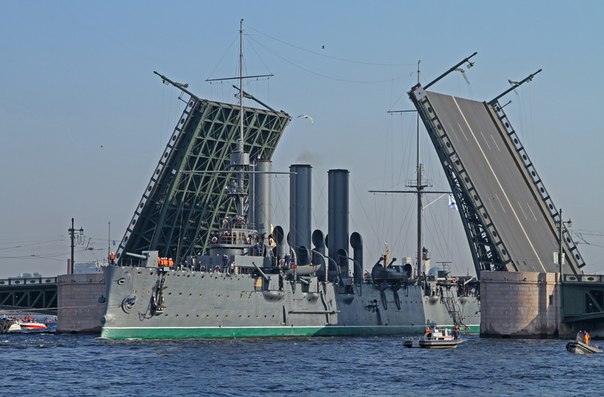 Транспортировка крейсера Аврора к месту ремонта