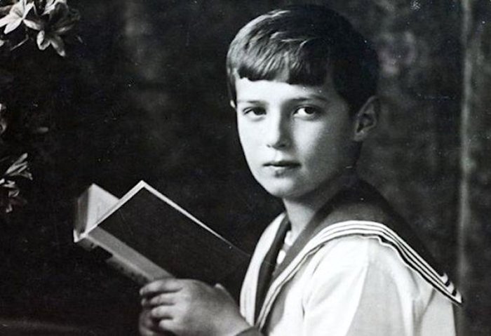 Возможно, если бы царевич Алексей не болел неизлечимой гемофилией, Распутин не получил бы столь большого влияния на престол... Кроме Распутина: Юродивые, мистики и шарлатаны в окружении Николая II
