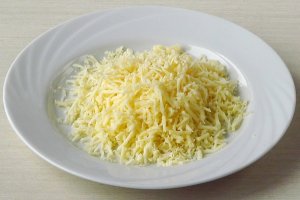Твёрдый сыр натереть на мелкой тёрке.