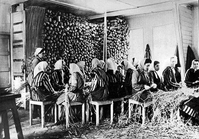 История женского концлагеря Равенсбрюк. Чтобы знали и помнили (12 фото) История женского концлагеря Равенсбрюк. Чтобы знали и помнили (12 фото)