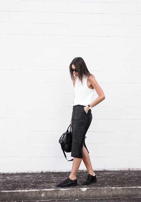 Девушка в темной юбке с карманами и белом топе