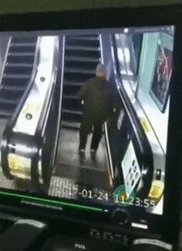 Не следует пьяным пользоваться эскалатором gif, лестница, лестницы, подборка, прикол, эскалаторы