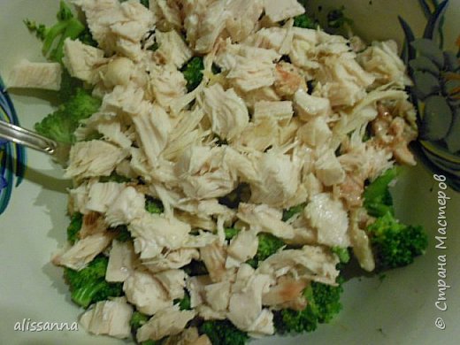 Доброе время суток....жители Страны....Угощайтесь салатиком...вкусным...легким и ярким...))))))))))) Нашла рецепт на просторах интернета....попробовала...понравилось...))))))))))) Набор продуктов минимальный...: - брокколи замороженная - 400-500 гр - отварная куриная грудка - 500 гр - маринованные огурцы - 5 шт. средних ( это по рецепту из интернета ) - заправить можно по своему усмотрению....( майонез...сметана...йогурт ) + соевый соус фото 3