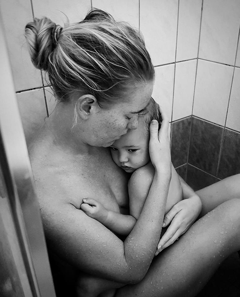 Сын увидел мать и трахнул ее в ванной комнате