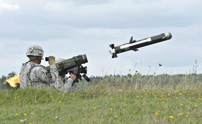 Американские солдаты стреляют из ПТРК M98 Javelin Американские солдаты стреляют из ПТРК M98 Javelin