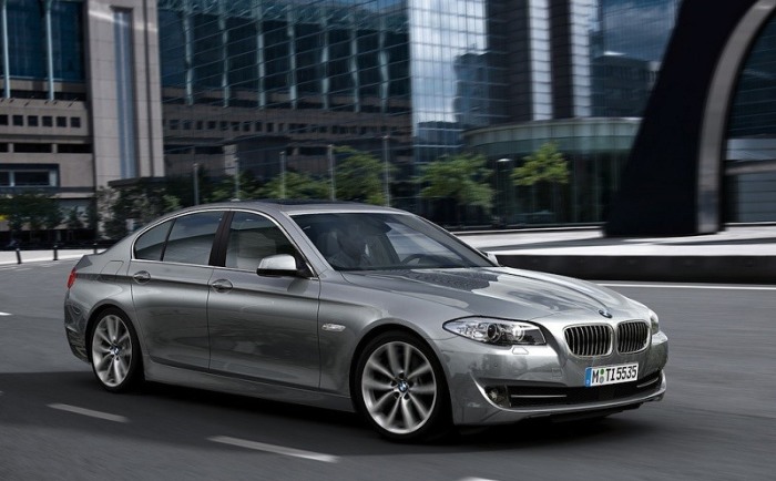 Немецкий седан BMW 5 Series в кузове F10, 2012 год. | Фото: cheatsheet.com. Немецкий седан BMW 5 Series в кузове F10, 2012 год. | Фото: cheatsheet.com.