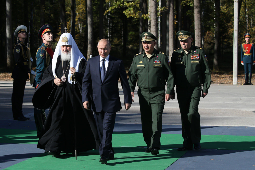 Владимир Путин провел День оружейника в парке 