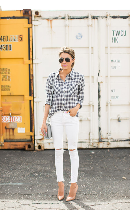Модель в рваных белых джинсах, рубашка в клетку и туфли лодочки