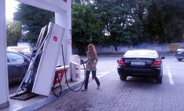 ЧТО МОЖНО УВИДЕТЬ НА ЗАПРАВКЕ. Заправка, Автомобилисты, Гифка, Длиннопост