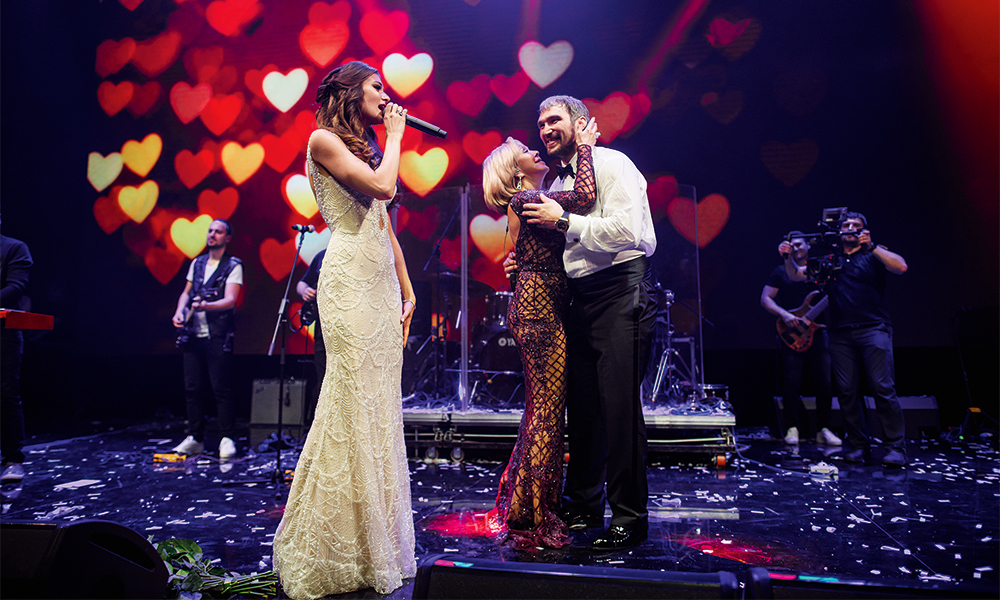 Во время выступления Любови Успенской Настя появилась в зале в новом эффектном наряде (платье, Galia Lahav, Blanche Moscow; украшения, Mercury). Для друзей молодоженов не секрет: Настя прекрасно поет. Подарками для жениха стали песни "Я у твоих ног" и "К единственному, нежному" в исполнении невесты