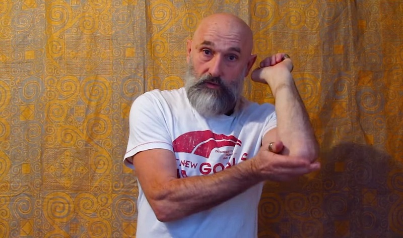 Дроженников: «Чтобы избавиться от боли в суставах, каждое утро я трижды втираю обычную слюну» Дроженников: «Чтобы избавиться от боли в суставах, каждое утро я трижды втираю обычную слюну»