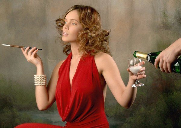 Женщина в красном платье с сигаретой и бокалом