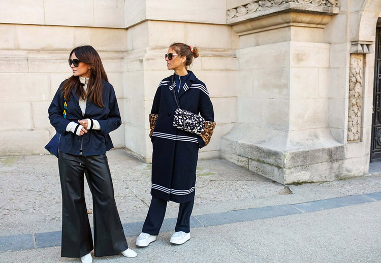 Девушка в брюках клеш и синей куртке, девушка в черных брюках и черном пальто