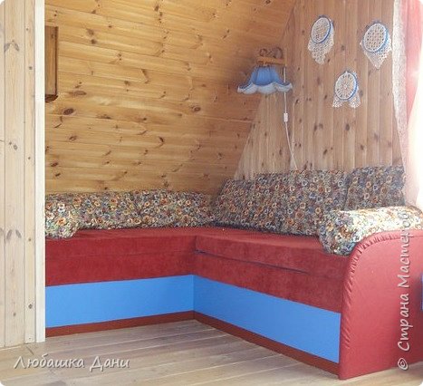 Здравствуйте, мои дорогие соседи! Этому посту можно дать название «Что могут две пары женских рук». Наберитесь терпения, если хотите узнать эту длинную историю. Конечно я постараюсь быть лаконичной. Итак всё по-порядку. У моей подруги дача построена уже лет 12 назад, но из-за нехватки времени и средств 2-ой этаж был практически складом стройматериалов, книг и ненужных вещей. Вот и решили все силы этим летом вложить в преображение «склада» в комнату для отдыха. К сожалению на мужскую силу не приходилось надеяться, т.к. муж моей Любашки инвалид, а сыновья…. Как не всегда на даче, а если и бывают, то у них свои дела, свои интересы. Поэтому всё, что вы увидите, всё сделано нашими женскими руками. фото 5