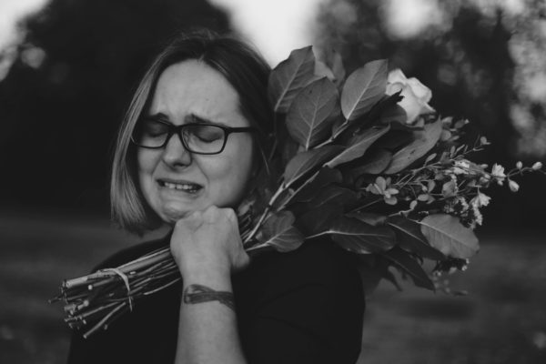 «Я рыдала и умоляла его не уходить». Как, продолжая любить, не превратиться в тряпку