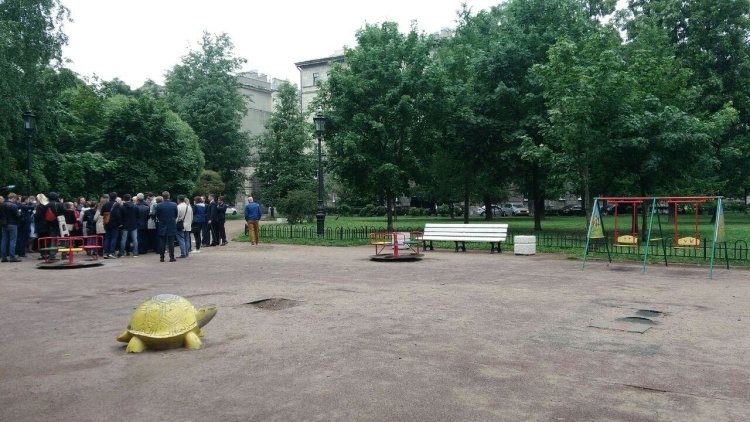 Беглов оценил ход ремонта детской площадки в Петроградском районе