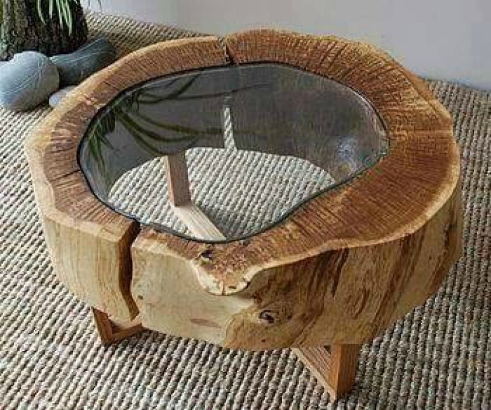 Крошечный столик из дерева. Крошечный столик из дерева.