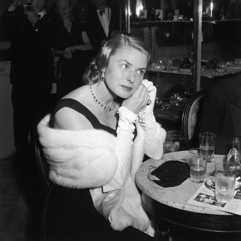 Шведская актриса Ингрид Бергман за коктейльным столиком в Каннах, май 1956 года. 33 легендарных момента Каннского фестиваля