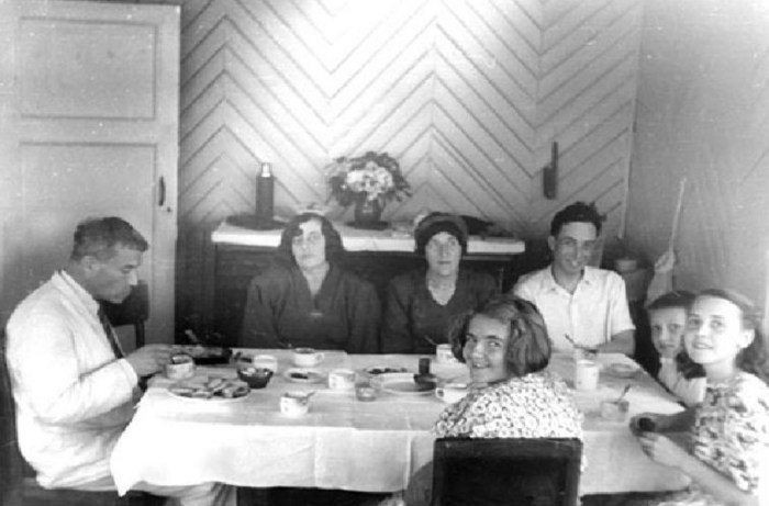 Борис и Зинаида Пастернак, Наталья Блюменфельд, Милица Нейгауз, Евгений и Лёня Пастернак, Галина Нейгауз в Переделкино. / Фото: www.peredelkino-land.ru Борис и Зинаида Пастернак, Наталья Блюменфельд, Милица Нейгауз, Евгений и Лёня Пастернак, Галина Нейгауз в Переделкино. / Фото: www.peredelkino-land.ru