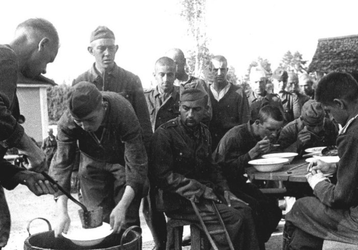 Немецкие солдаты повсеместно жаловались на отсутствие в их рационе мяса. Как жилось пленным немцам в советских лагерях после Победы СССР в войне