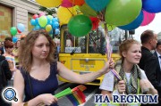 Участники гей-парада.