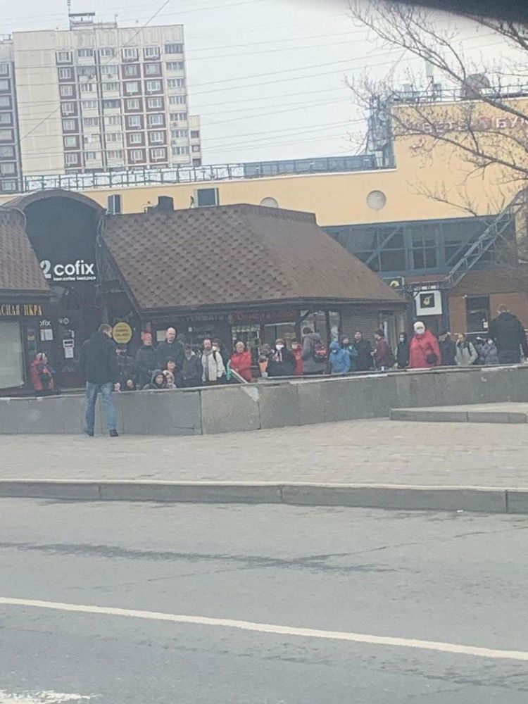 В метро появились огромные очереди из-за проверки пропусков