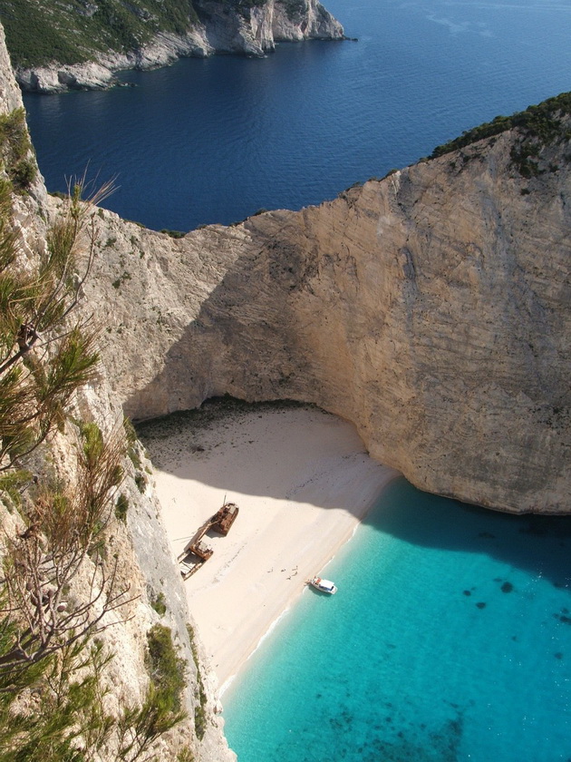   (Navagio Beach).  , 