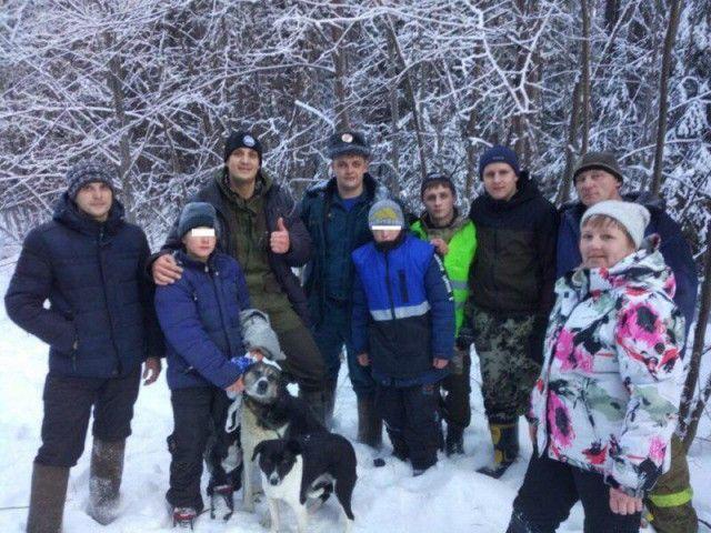 Собаки помогли выжить в лесу пропавшим подросткам