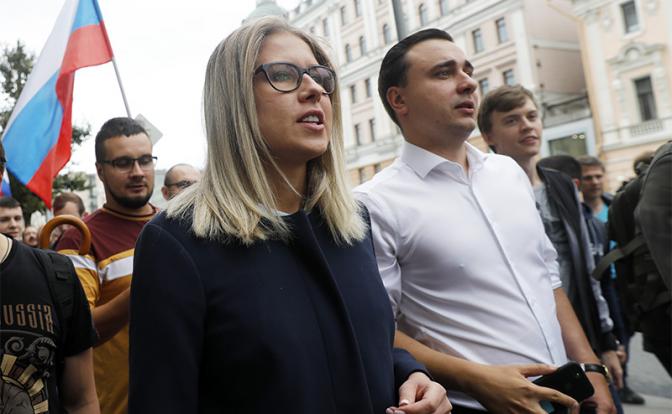 На фото: юрист Фонда борьбы с коррупцией Любовь Соболь во время несанкционированного шествия с избирателями в поддержку независимых кандидатов в Мосгордуму