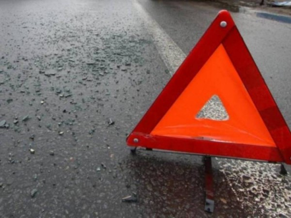В Севастополе водитель из горящего фургона выгрузил коробки (ФОТО)