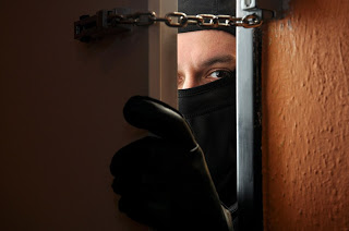 10 ПРАВИЛ ПОВЕДЕНИЯ С НЕЗНАКОМЫМИ ЛЮДЬМИ У ДВЕРИ ВАШЕГО ДОМА