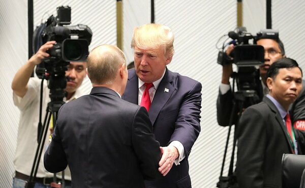 Официальные отношения трудно оценить исходя из эмоций на фотографиях.
