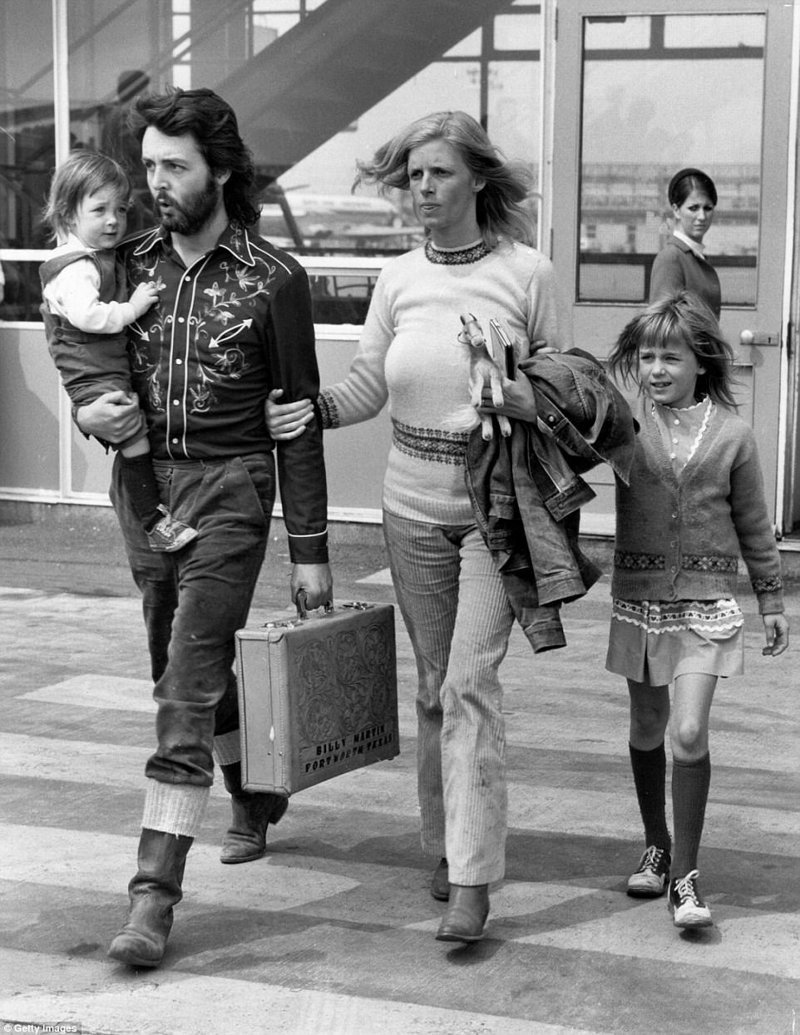 Пол Маккартни, Линда, Мэри и Хезер, май 1971 г. архивные фотографии, аэропорт, аэропорты, знаменитости, известные люди, старые фото, фото знаменитостей
