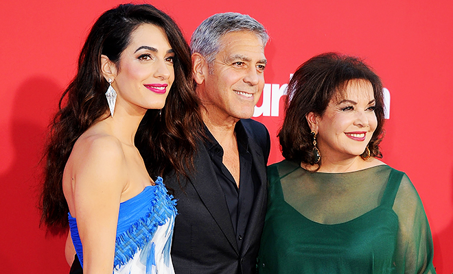 Семейный выход: Джордж Клуни с женой Амаль и тещей Барией на премьере 