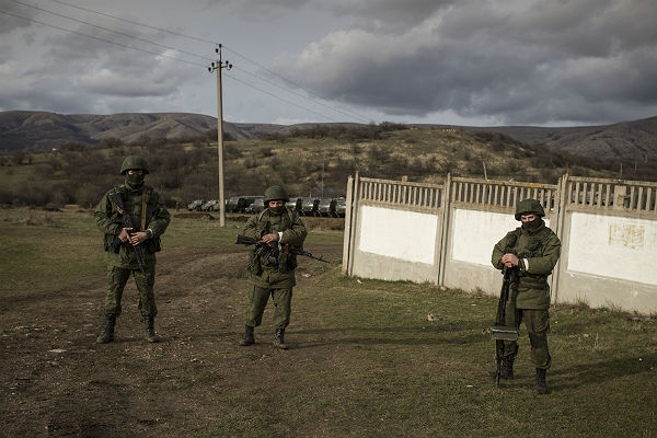 Российским военным в Крыму досрочно выдали зарплату перед присоединением
