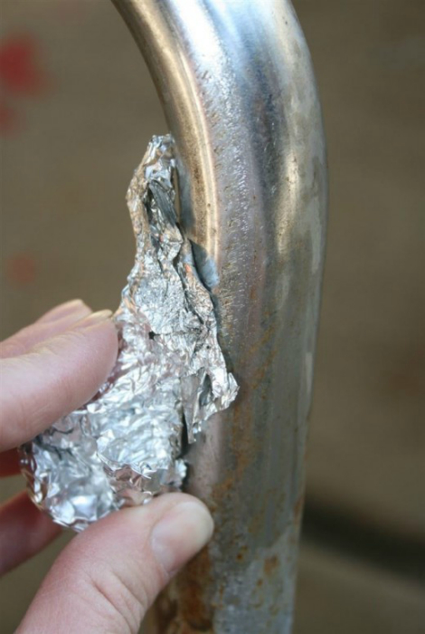 Потрите кран кусочком алюминиевой фольги, чтобы избавится от старой ржавчины.