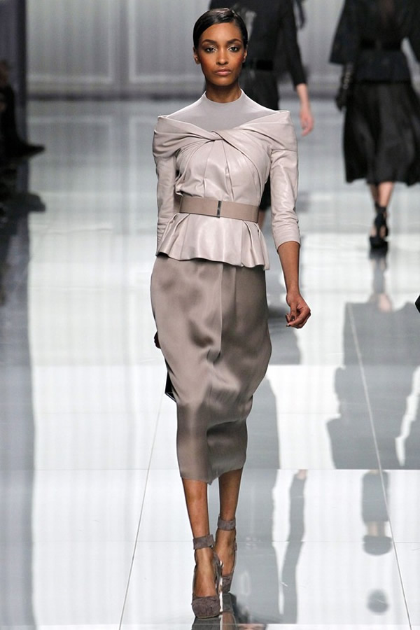На фото модель демонстрируют коллекцию осень-зима 2012-2013гг. от Christian Dior Christian Dior не хватает Гальяно. Коллекция осень-зима 2012-2013