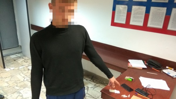 В Крыму 18-летний закладчик оставлял опасные пробирки возле железной дороги В Крыму 18-летний закладчик оставлял опасные пробирки возле железной дороги