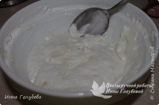 Девочки,по многочисленным просьбам))) Может ничего нового и не открою,но надеюсь кому-то и пригодится. Фарфор готовлю в микроволнвке.Состав:дисперсия пластифицированная полстакана+клей пва полстакана+ст.л.глицерина+ст.л вазелиного масла+ст. л детского масла джонсонс беби+ч.л лимонной кислоты.Сначало все это перемешали и добавляем стакан кукурузного крахиала,все тщательно перемешать.А потом в микроволновке,сначало 2раза по 40сек,затем по 30 сек,каждый раз тщательно перемешиваем фарфор,я всегда смотрю и время доваривания регулирую по состоянию фарфора.Так как использую дисперсию(в ней много пластификатора)здесь главное не переварить,а то зарезиниться.Варю до состояния легкой липкости,потом смазываю руки кремом и вымешиваю,липкость уходит,фарфор становиться однородным и одновременно мягким и упругим.Этот фарфор лвчше немного недоварить,я если недовариваю,то потом беру кусочек,который мне нужен для работы и подсушиваю его феном.При работе он достаочно долго не сохнет,чтобы торопиться с лепкой,в готовом изделии за сутки высыхает.Готовые цветочки не хрупкие,даже немного лепесточки гнутся(в теплом и влажном помещении так будет всегда).Если что -то непонятно,спрашивайте.Удачи вам! Дальше немного подробнее буду описывать. Фото ингридиентов в самом низу. фото 11