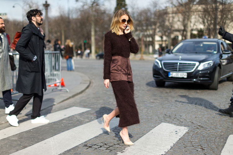 Девушка в коричневом костюме с прямой юбклй, бежевые туфли