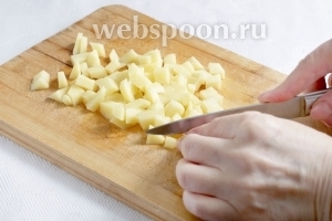 Картофель лучше тоже нарезать помельче, если есть желание его полностью разварить в супе. Так как, я не делаю пюре, то мне нравится именно такая консистенция.