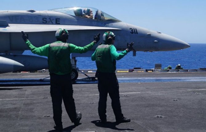 Истребитель F-18 с авианосца "Карл Винсон" потерпел крушение в море Истребитель F-18 с авианосца "Карл Винсон" потерпел крушение в море